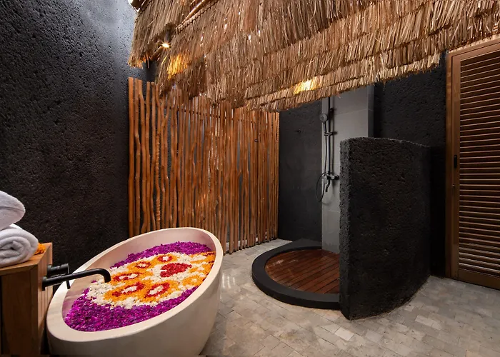 By Ini Vie Hospitality 5* Чангу